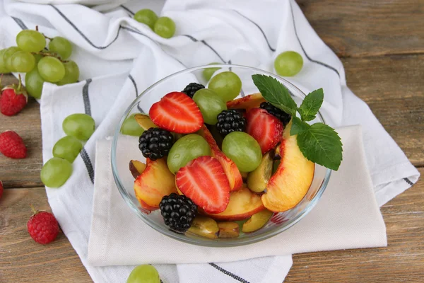 Ensalada de frutas frescas y sabrosas en la mesa de madera —  Fotos de Stock