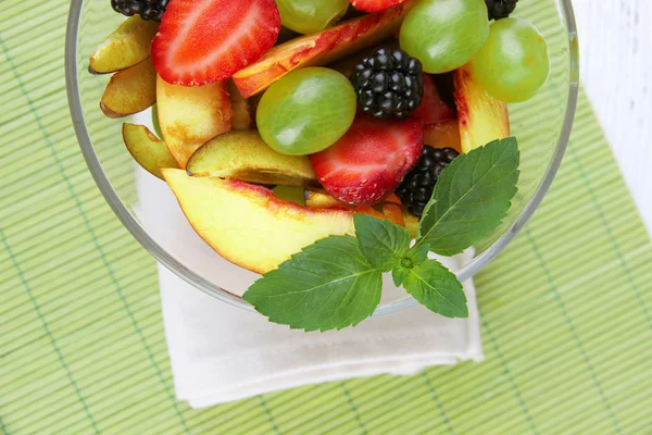 Macedonia di frutta fresca e gustosa sul tavolo — Foto Stock