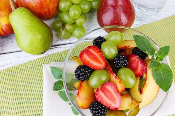 Salad buah segar di atas meja — Stok Foto