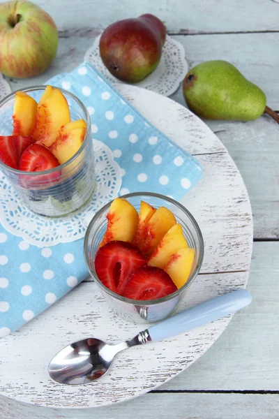 Salade de fruits frais et savoureux sur table en bois bleu — Photo