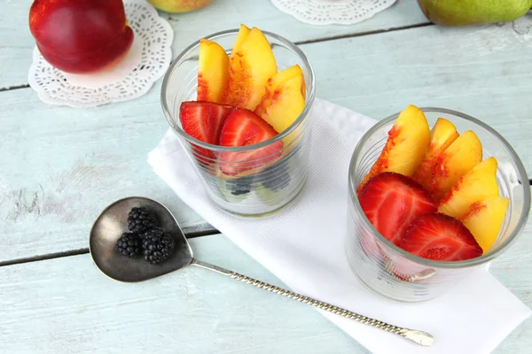 Salada de frutas saborosa fresca na mesa de madeira azul — Fotografia de Stock