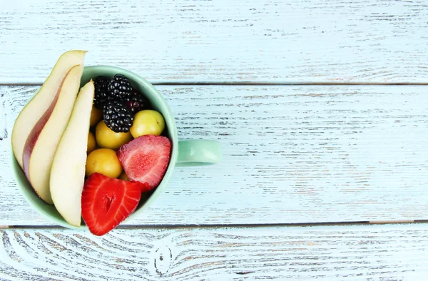 Chutné ovoce salát na stole — Stock fotografie