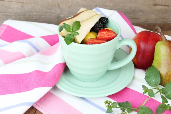 Salada de frutas saborosa fresca na mesa — Fotografia de Stock