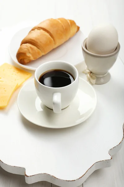 Delicious breakfast with coffee, fresh croissant, egg and cheese — Stock Photo, Image