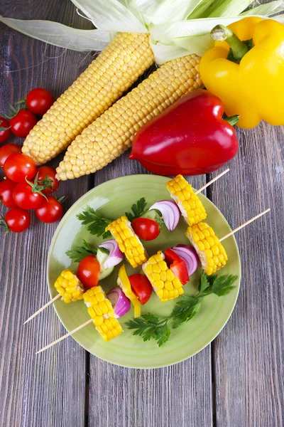 Légumes tranchés sur les pics — Photo