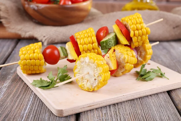 Légumes tranchés sur les pics — Photo