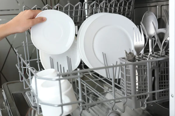 Nyitott mosogatógép tiszta edényekkel. — Stock Fotó