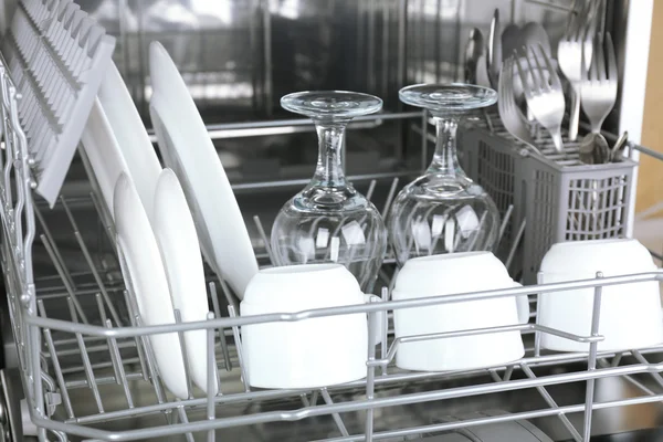 Ανοίξτε πλυντήριο πιάτων με καθαρά σκεύη σε αυτό — Φωτογραφία Αρχείου
