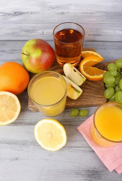 Glas juice med färska frukter — Stockfoto