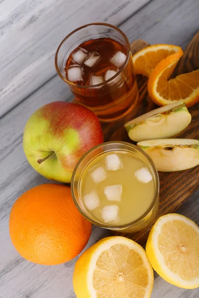 Copos de suco com frutas frescas — Fotografia de Stock