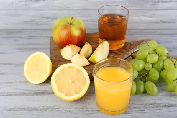 Окуляри соку зі свіжими фруктами — стокове фото