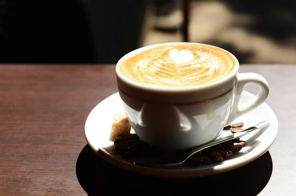 Tasse Kaffee mit süßer Zeichnung im Café — Stockfoto