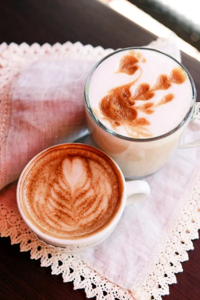 Tazas de café con dibujo lindo en la cafetería — Foto de Stock