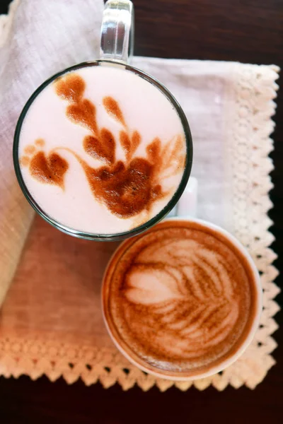 Tazas de café con dibujo lindo en la cafetería — Foto de Stock