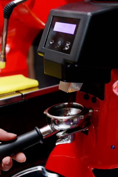 Máquina de café preparando xícara de café, de perto — Fotografia de Stock