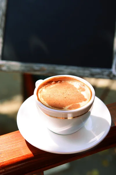 Tasse de café dans le café — Photo