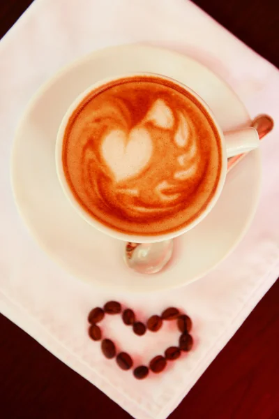 Ceașcă de cafea cu desen drăguț în cafenea — Fotografie, imagine de stoc