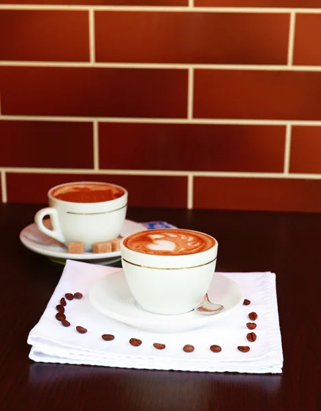 Tasse Kaffee mit süßer Zeichnung im Café — Stockfoto