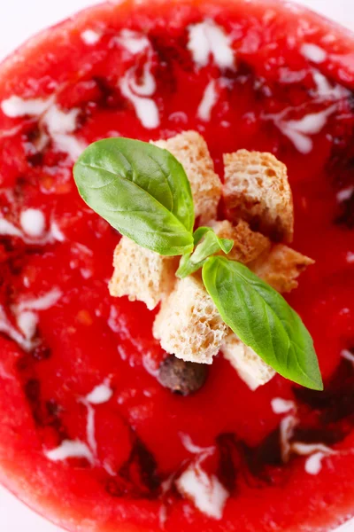 Sopa de gazpacho en tazón de vidrio aislado en blanco — Foto de Stock