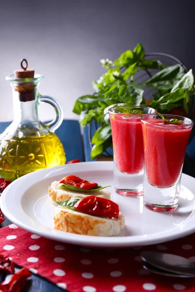 Gazpacho soep in bril, op een houten achtergrond kleur — Stockfoto
