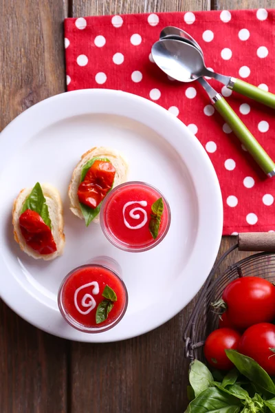 Gazpacho soppa i glas, på färg trä bakgrund — Stockfoto