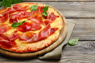 Tahta masada servis edilen lezzetli pizza.