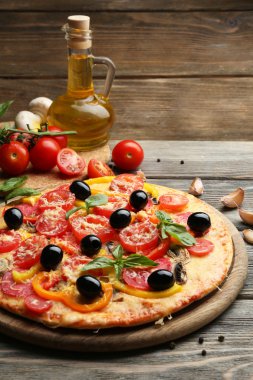 Tahta masada servis edilen lezzetli pizza.