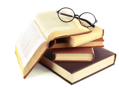 kitap, bir karışıklık ve üzerinde beyaz izole gözlük