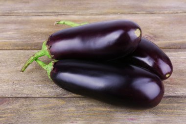 ahşap zemin üzerine patlıcan