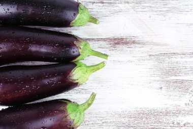 ahşap zemin üzerine patlıcan