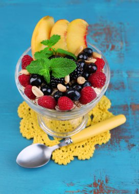 Taze meyveli yoğurt.