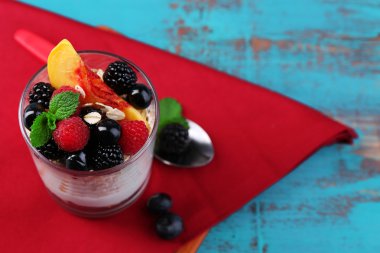 Taze meyveli yoğurt.
