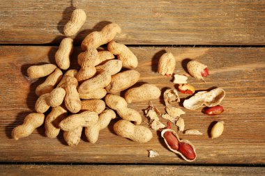 ahşap zemin üzerine fıstık