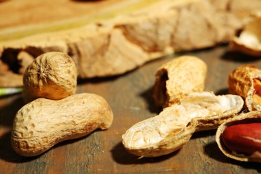 rustik ahşap zemin üzerinde kase fıstık