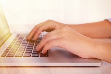 Eller dizüstü bilgisayarda çalışıyor
