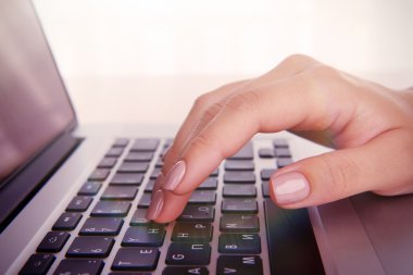 Eller dizüstü bilgisayarda çalışıyor