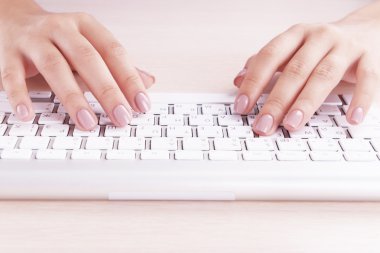 eller klavye açık renkli üzerine yazarak
