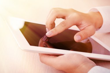 açık renkli dijital tablet kullanan kadın