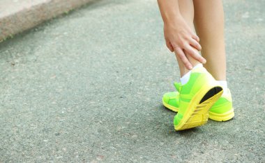 Kız açık havada spor yaralanmaları 