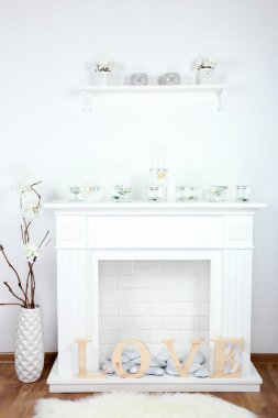 güzel süslemeleri ile şömine