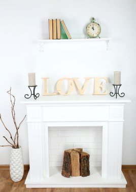 güzel süslemeleri ile şömine