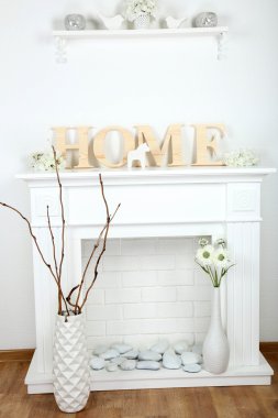 güzel süslemeleri ile şömine