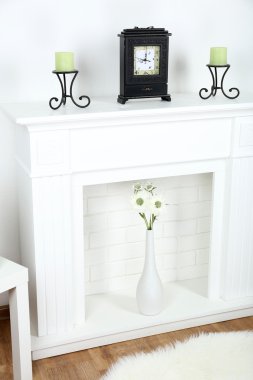 güzel süslemeleri ile şömine