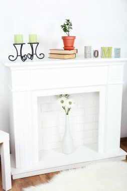 güzel süslemeleri ile şömine