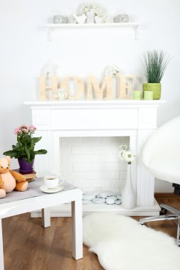 güzel süslemeleri ile şömine