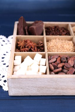 kahve ve kakao çekirdekleri, kesme şeker, çikolata, tarçın ve anason ahşap zemin üzerinde ayarlanmış ahşap kutu