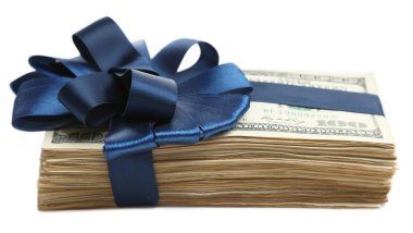 paket üzerinde beyaz izole kurdele ile bağlanmış dolar