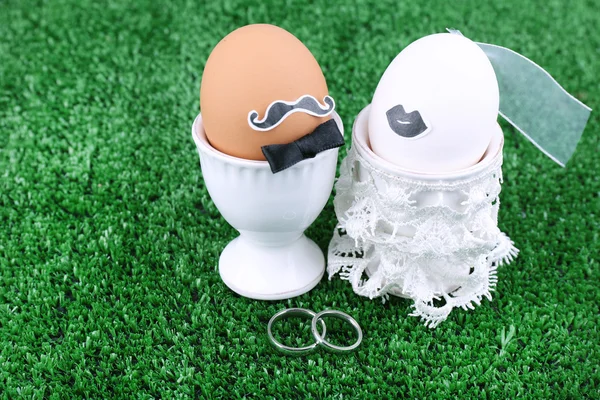 Nevěsta a ženich vejce egg CUPS na zeleném pozadí — Stock fotografie