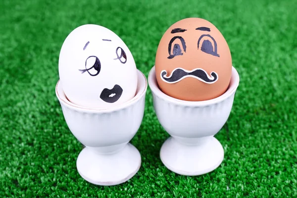 Dvojice vajec egg CUPS na zeleném pozadí — Stock fotografie