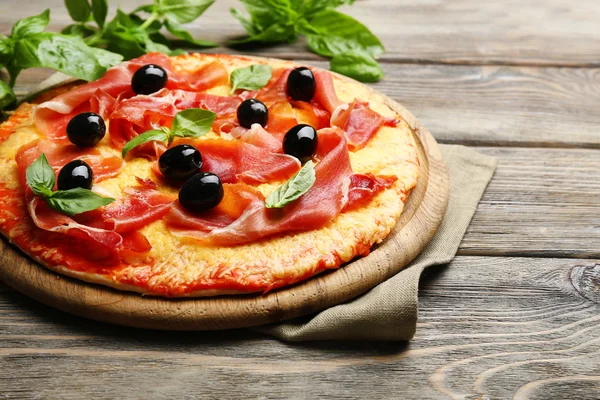 Heerlijke pizza geserveerd op houten tafel — Stockfoto